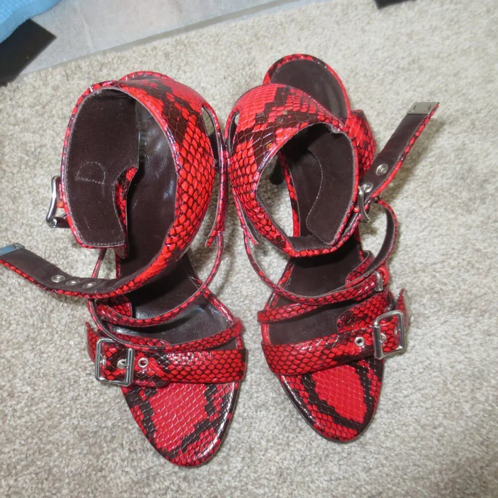 CHLOE Red and Black Leather Buckle Design High Heel Sandals - Picture 8 of 9
